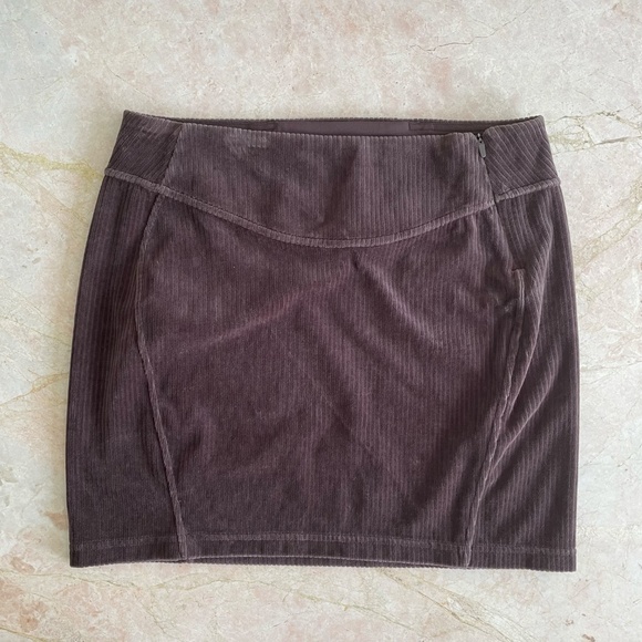 Lululemon scuba mid-rise velvet corduroy mini skirt - Picture 2 of 7